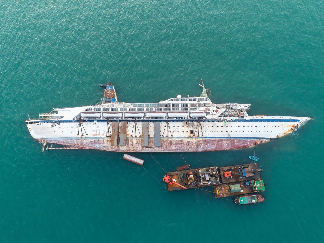 Boat,Crashes,In,The,Sea,,Cruise,Ship,,accident,,ship,Wreck.disaster